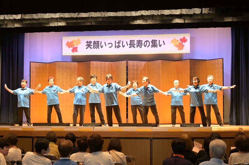 笑顔いっぱい長寿の集いでの踊り