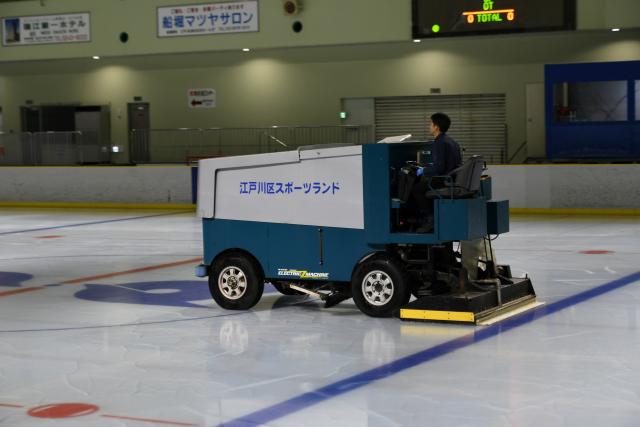 スケートリンクの整氷作業大詰め