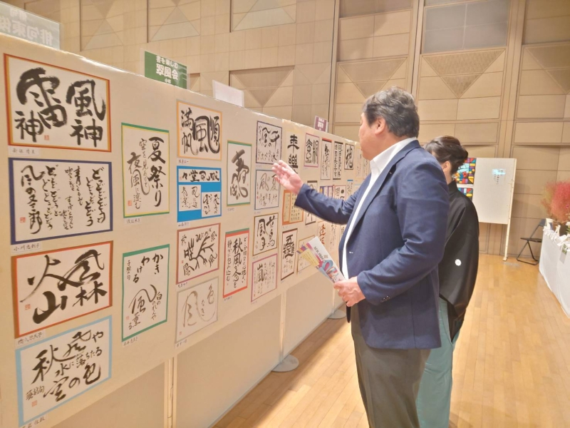 展示物をみる区長