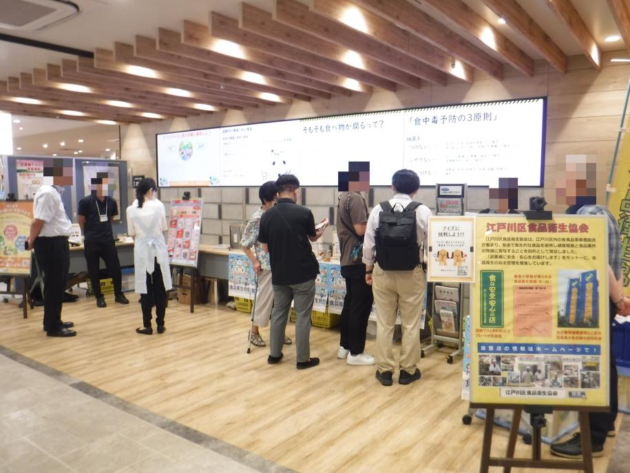 区民に非常食の説明をしている様子