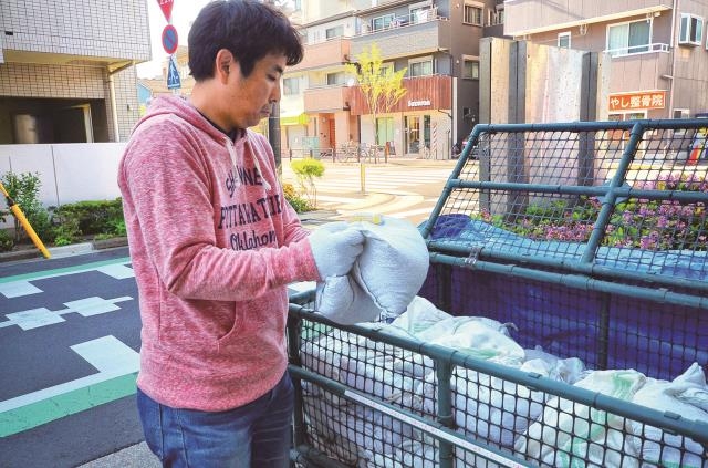 画像：土のうステーションから土のうを取り出す様子