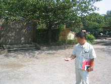 写真　小松川境川親水公園で温度計測1