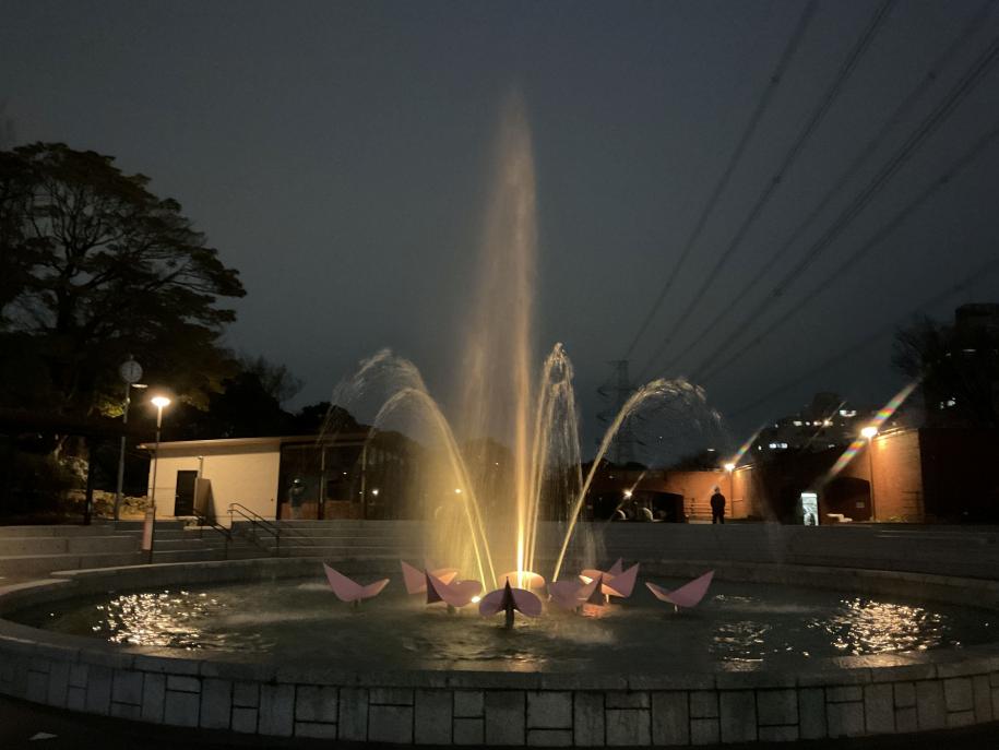 噴水のライトアップの様子