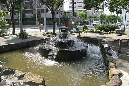 写真　東井堀親水緑道にある噴水