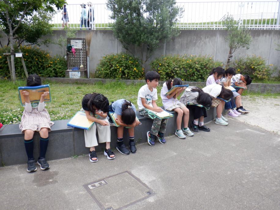 外で音を聞く