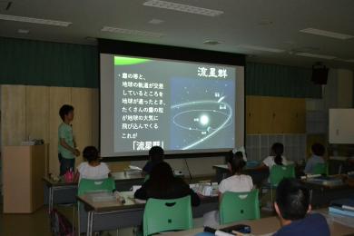 流星群についての説明を聞く子供たち