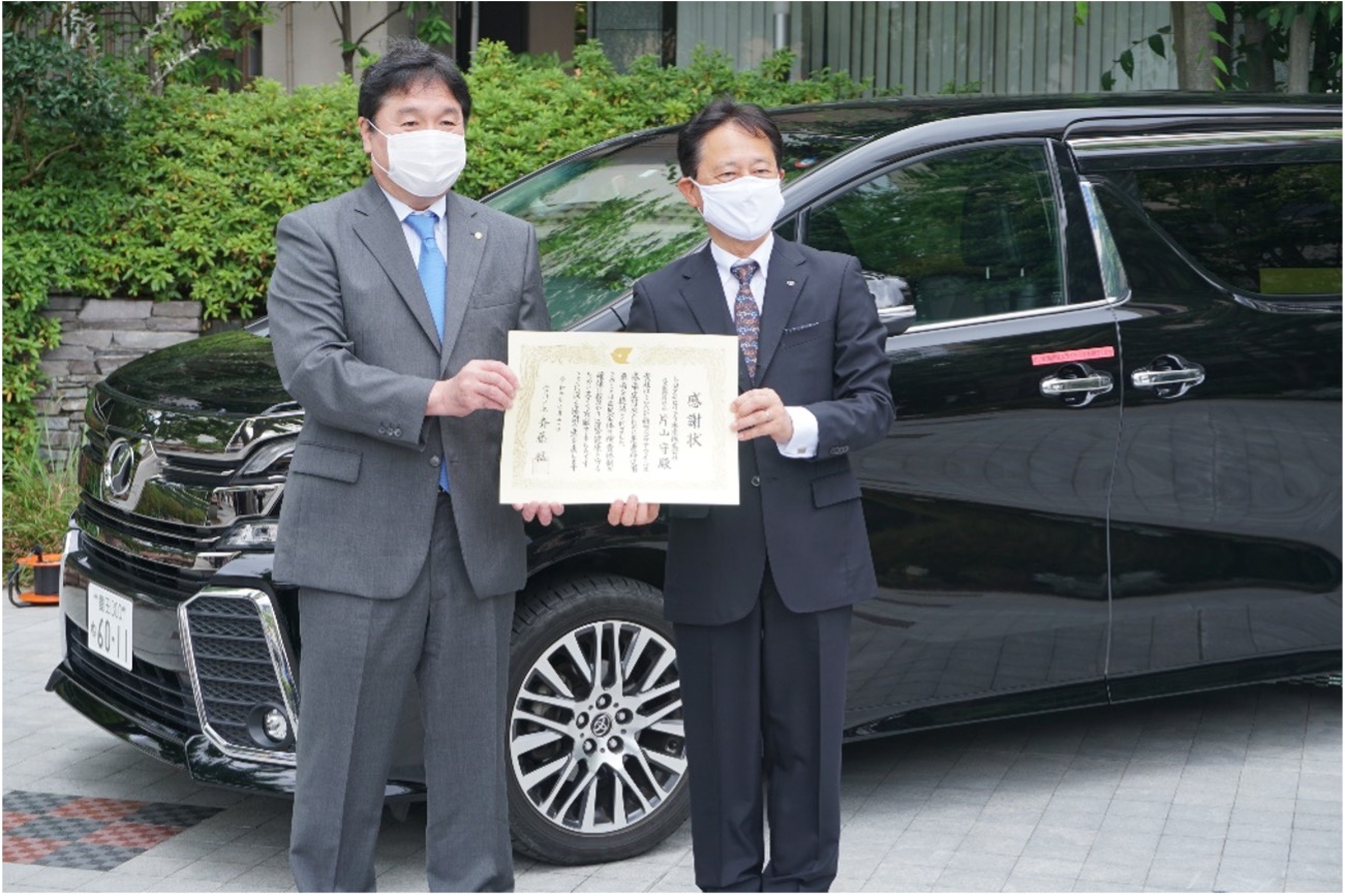 斉藤江戸川区長から片山社長に感謝状をお渡しした時の様子